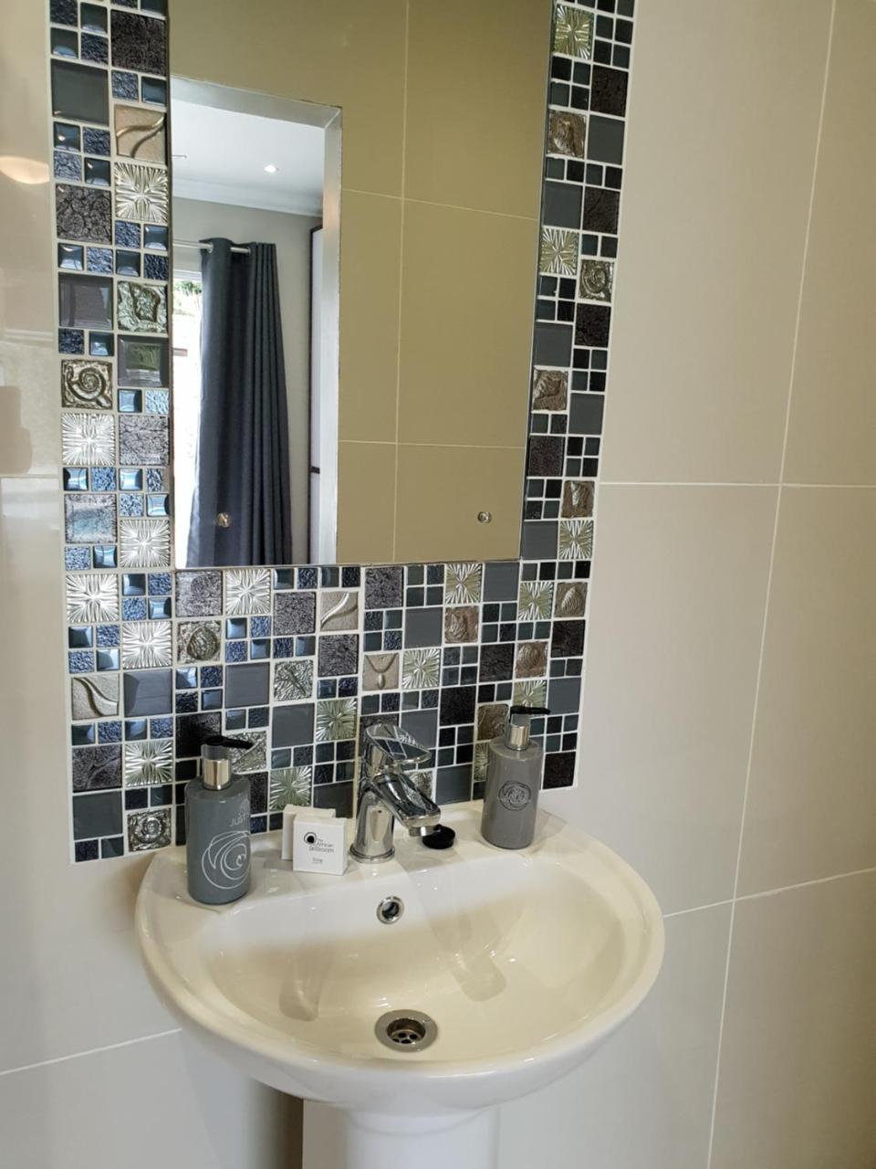 Reef View Bnb East London Esterno foto